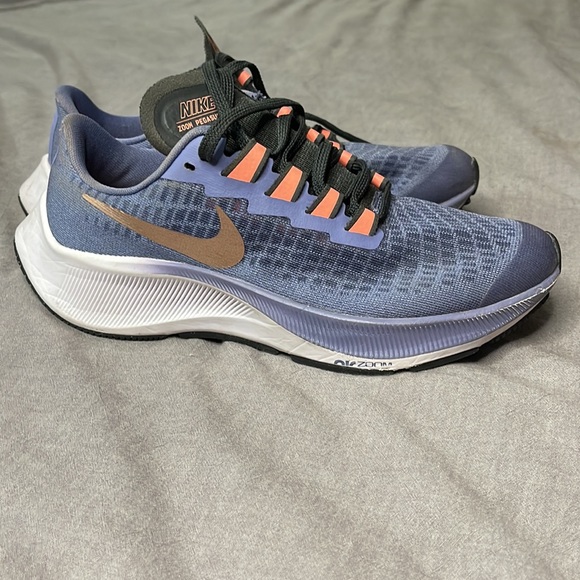 Nike sneakers, kids size 4, like new - Picture 8 of 12